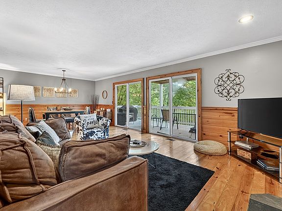 3rd image of 134 Mountain Hideaway Ln