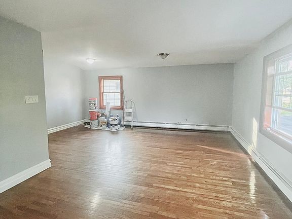3rd image of 52 Graves St