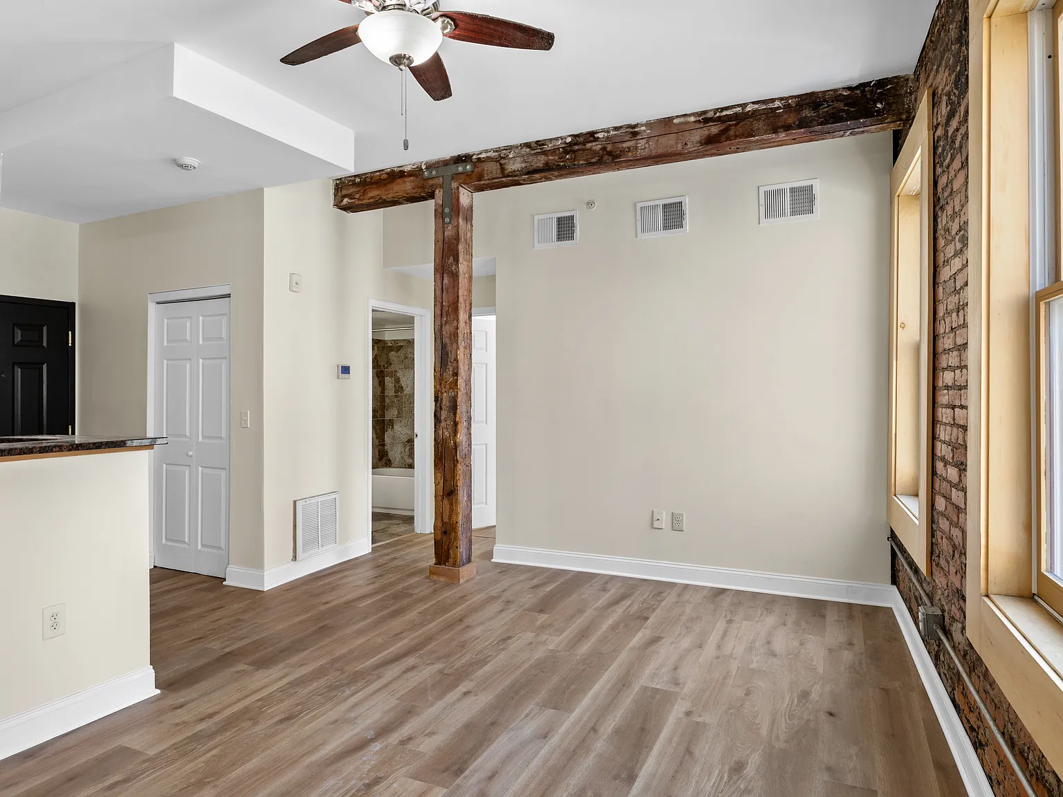 1 bed, 1.5 bath, 900 sqft, $1,900 — Photo 3