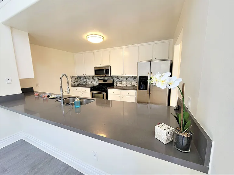 2050 S Bentley Ave — Photo 39