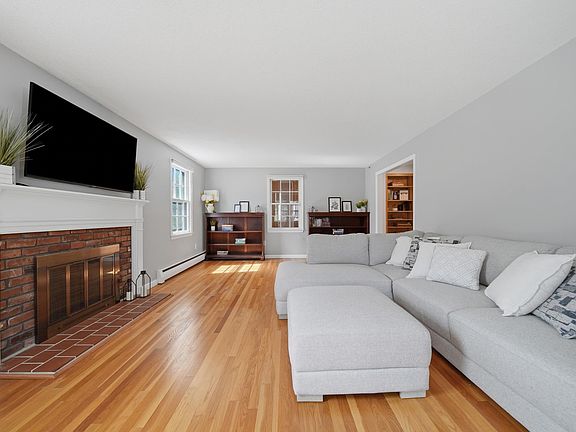 2nd image of 118 Lancelot Avenue