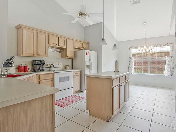 2nd image of 3918 Sunny Manor Cir