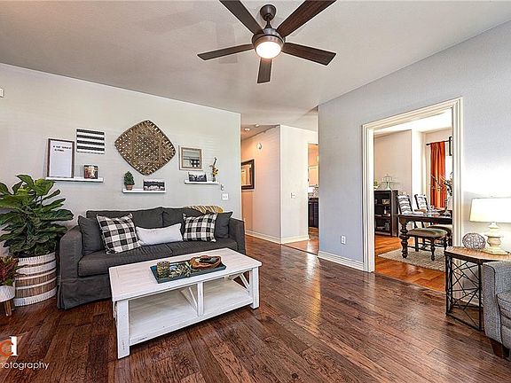 3rd image of 904 NE Arleta Gdns