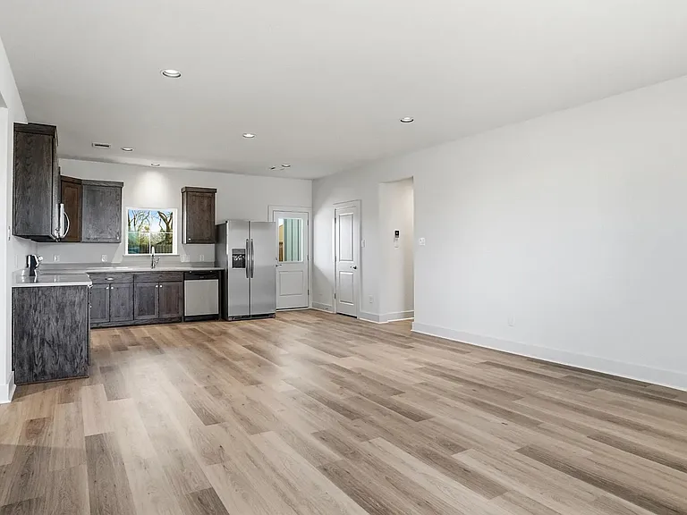 307 Railroad Ave — Photo 8
