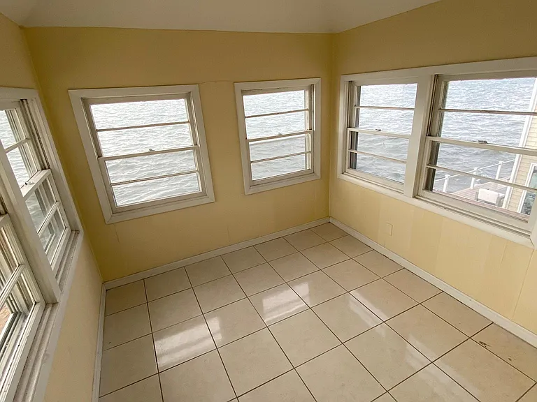 92 Townsend Ave — Photo 23