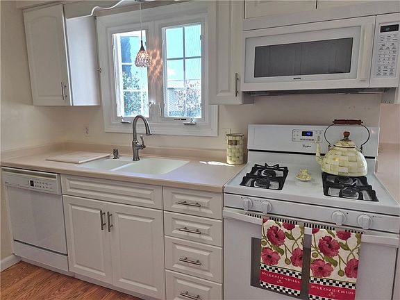 3rd image of 11 Pebbleview Dr