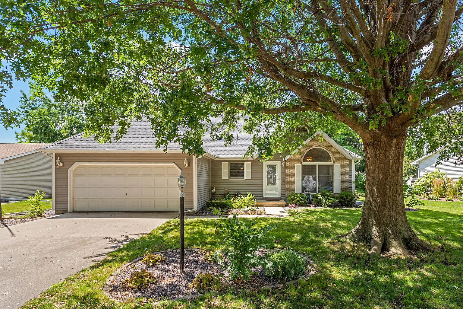 615 Bellerieve Dr photo 1