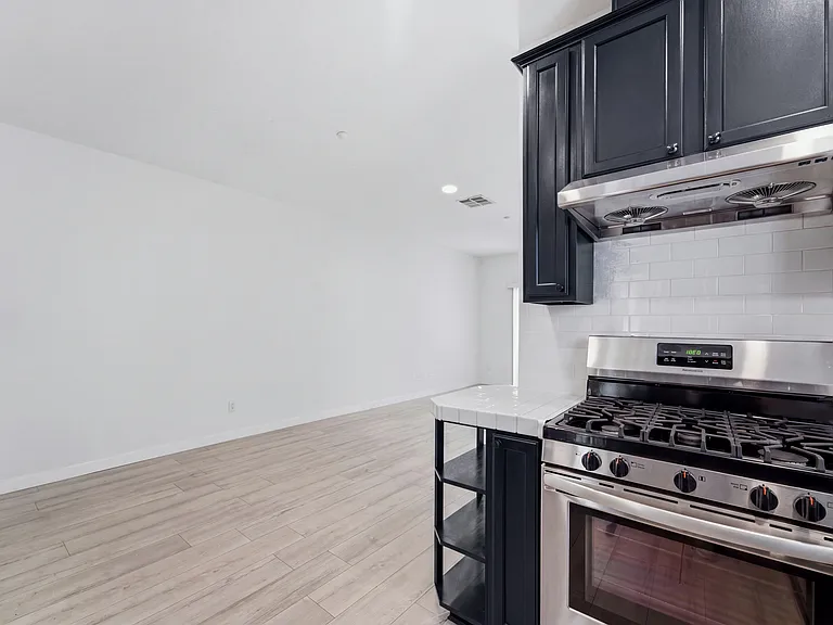 1665 Manning Ave — Photo 22