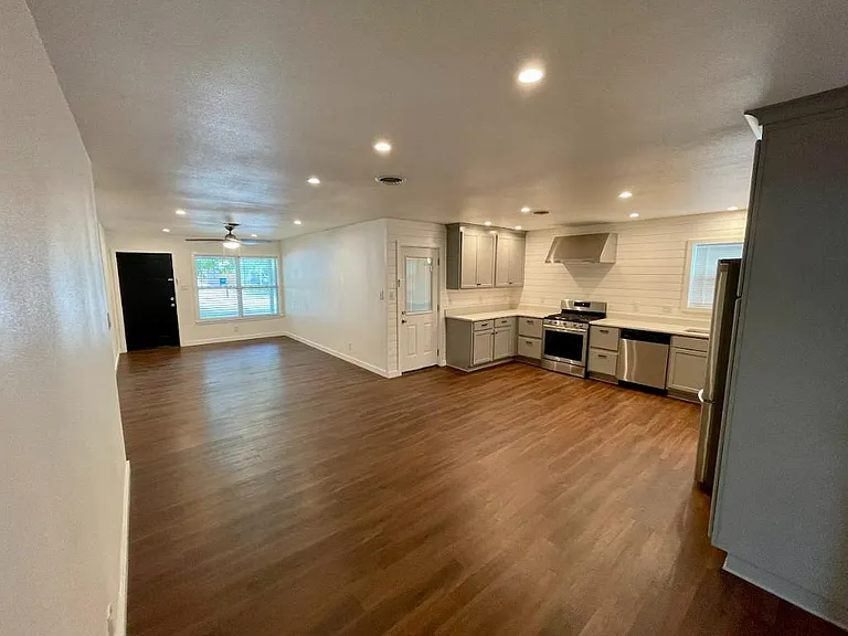 7509 Delafield Ln — Photo 5