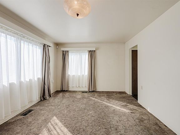 2nd image of 948 Dunsmuir Rd