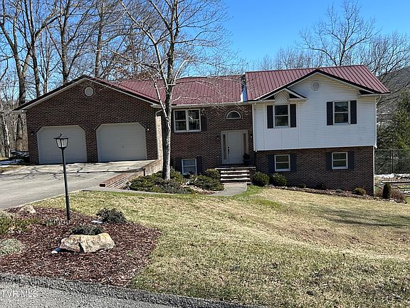 2nd image of 252 Colony Ct NE