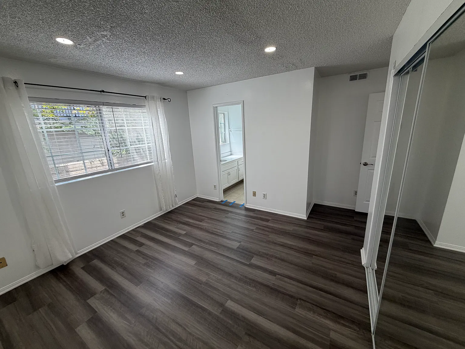 2 bed, 1000 sqft, $3,300 — Photo 4