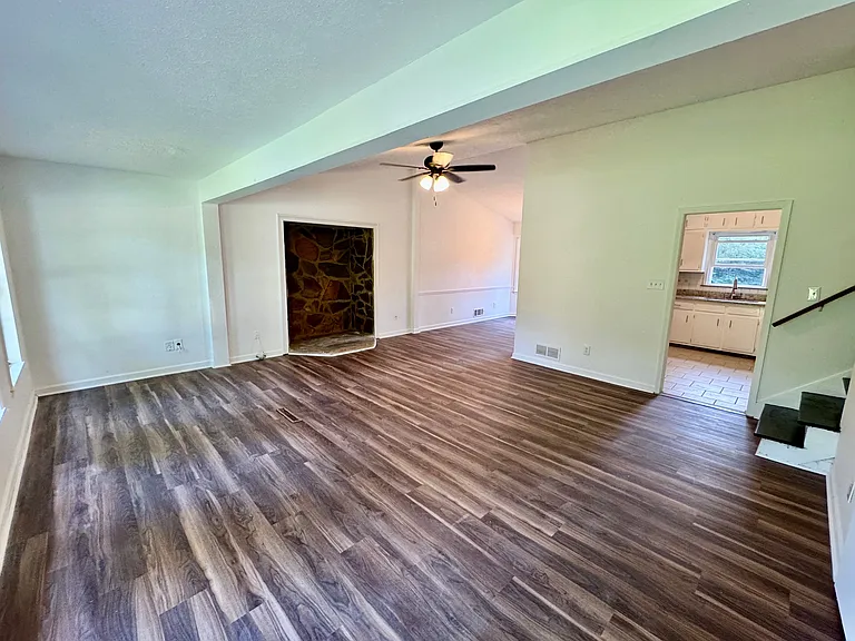 3355 Poplar Dr — Photo 2