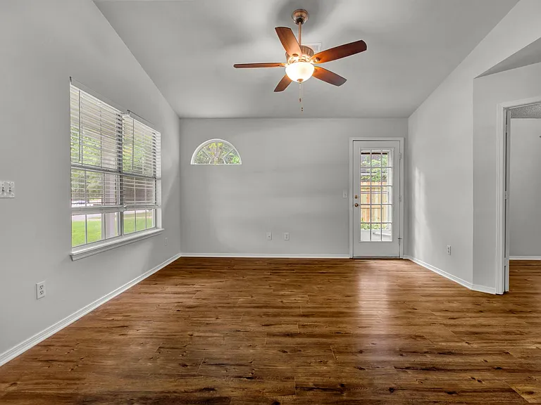 1511 N Greenleaf Dr — Photo 7