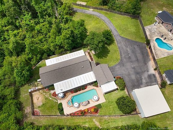 3rd image of 877 Suburban Dr