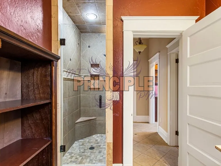 820-822 W Silver St — Photo 13
