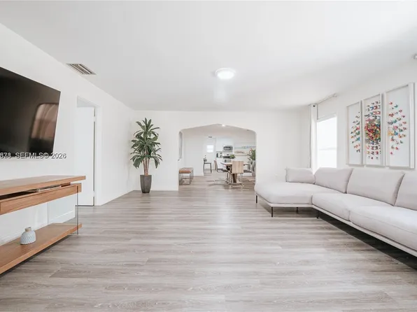 11080 Peachtree Dr, Miami, FL 33161