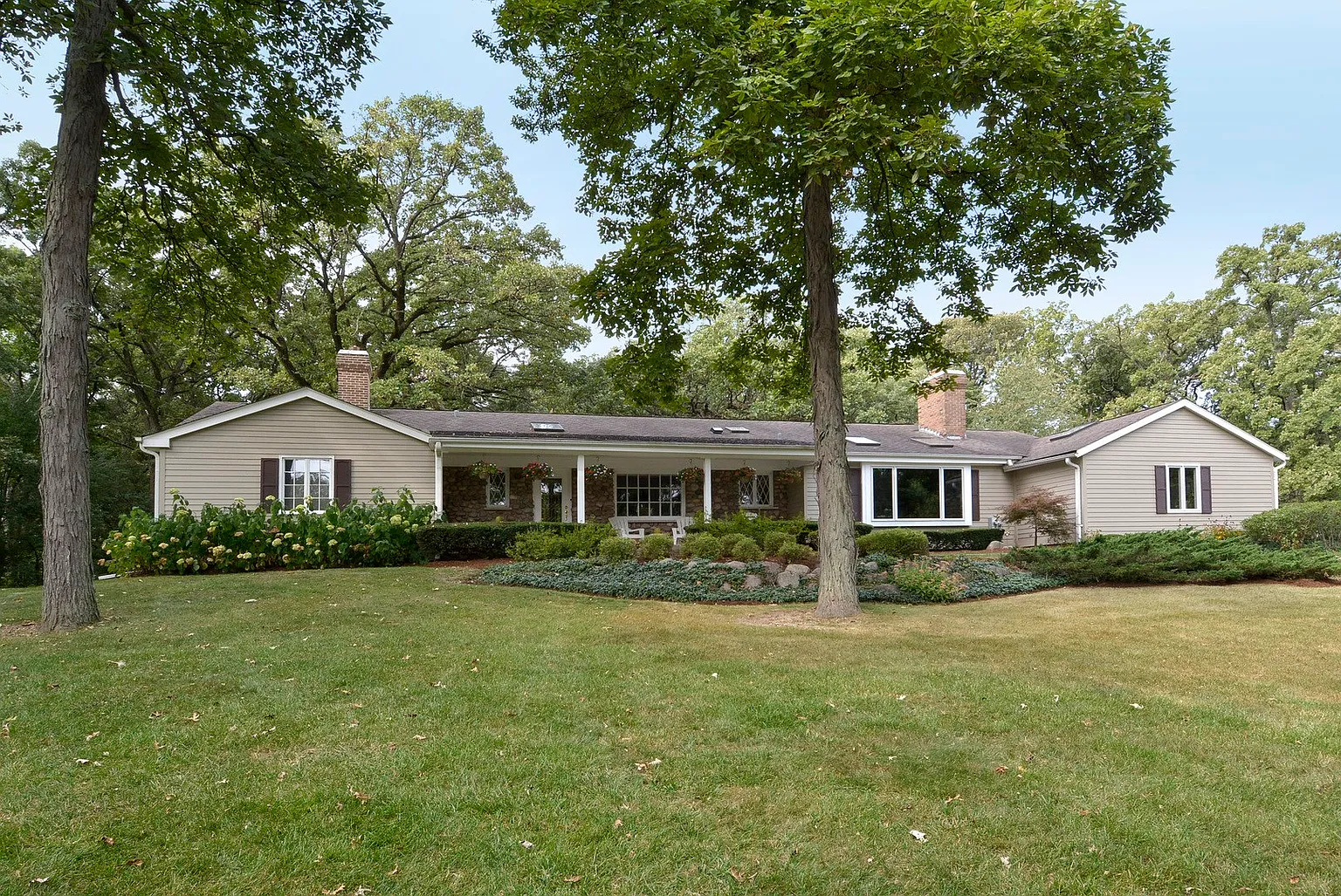 2 Bruce Cir S photo 1