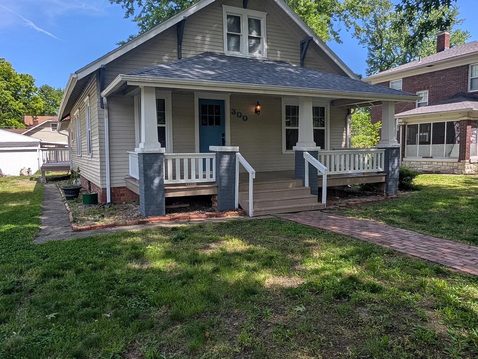 300 SW Broadmoor Avenue - 1 — Photo 1