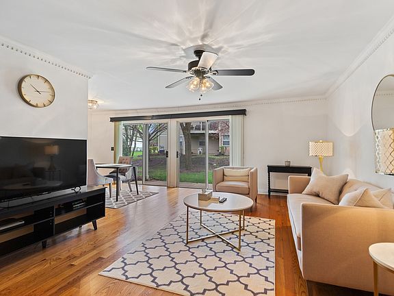 2nd image of 2837 Meadow Ln #V1