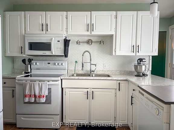 5th image of 934 Raglan St S