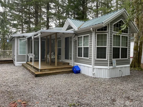 99 Christmas Tree Circle, Deming, WA 98244