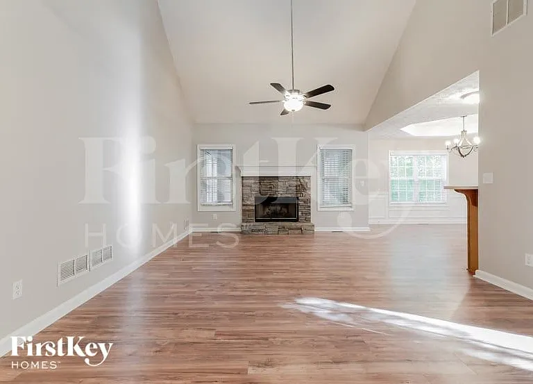 940 Willow Hollow Dr — Photo 2