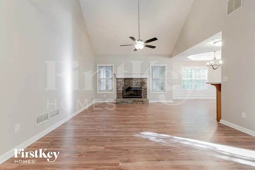 Building Photo - 940 Willow Hollow Dr