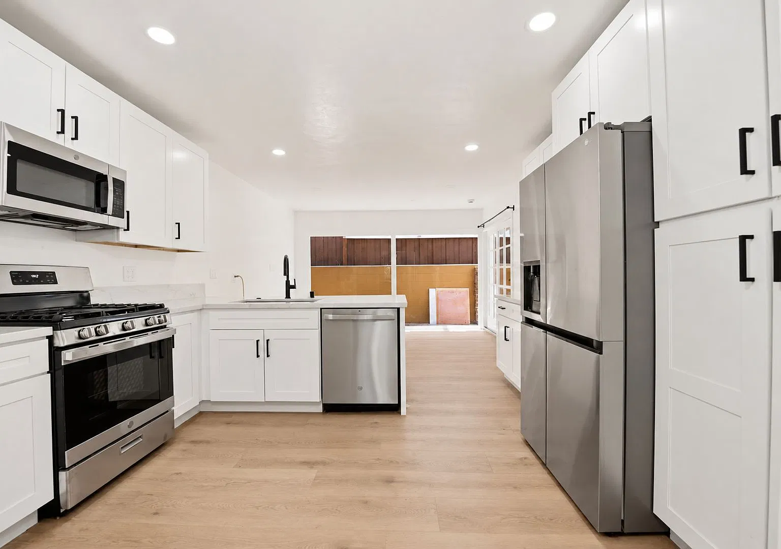 Newly Renovated 5 Bedroom 3 Bath House!! — Photo 4