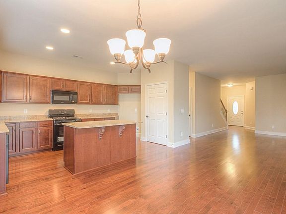 3rd image of 232 Jocelyn Dr #28
