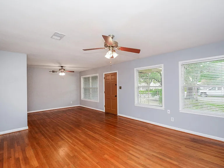 5227 Maple St — Photo 2
