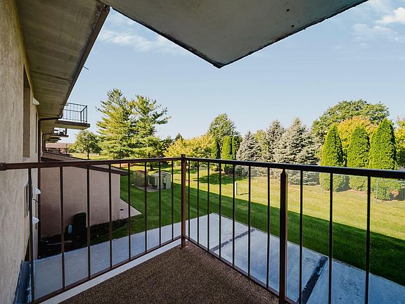 5th image of 5885 Beechcroft Rd APT 210