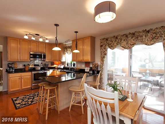 Kitchen & Breakfast Area