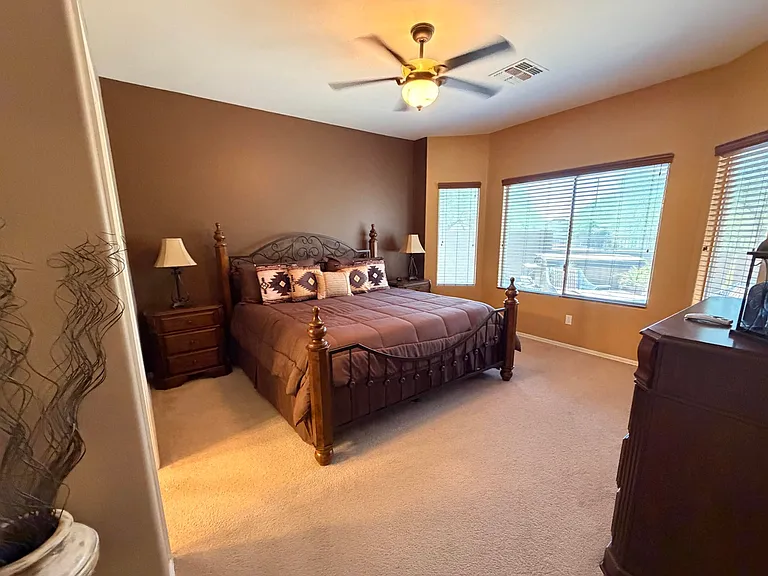 2312 N Hudson Dr — Photo 10