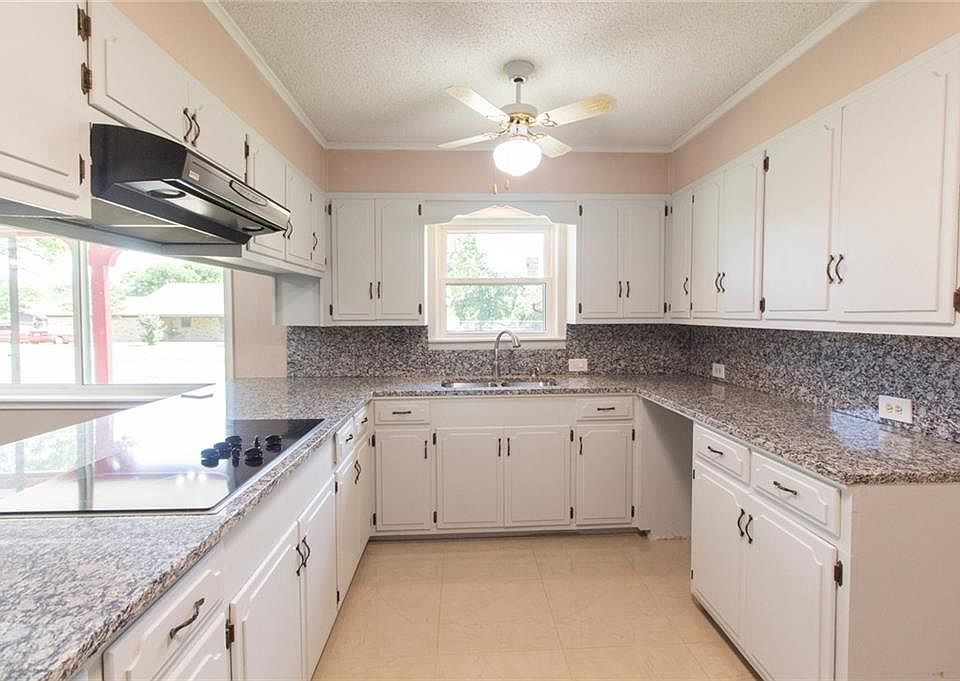 1st image of 2747 Knob Hill Dr
