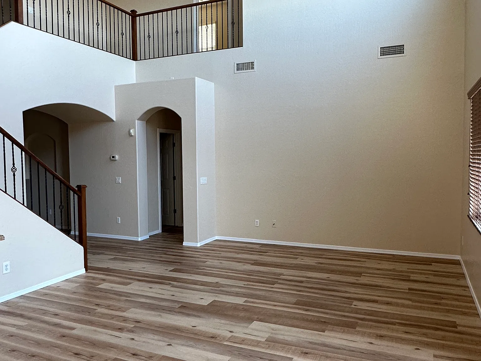 5 bed, 2.5 bath, 2726 sqft, $2,500 — Photo 4