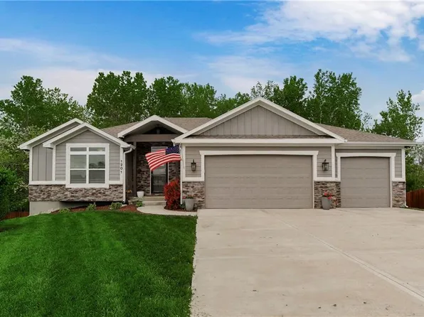 1201 Ridge Tree Ln, Pleasant Hill, MO 64080
