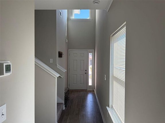 3rd image of 325 Melody Ln