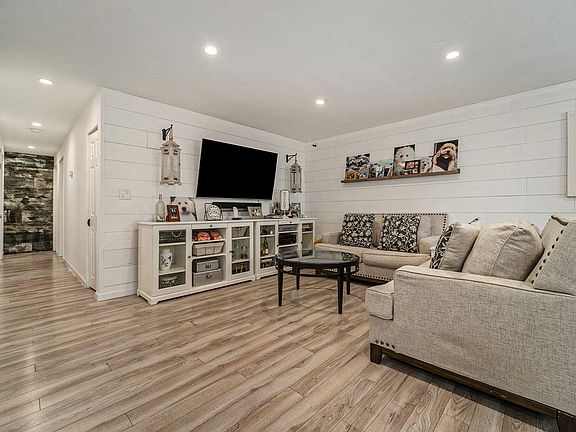 5th image of 26718 Dartmouth St
