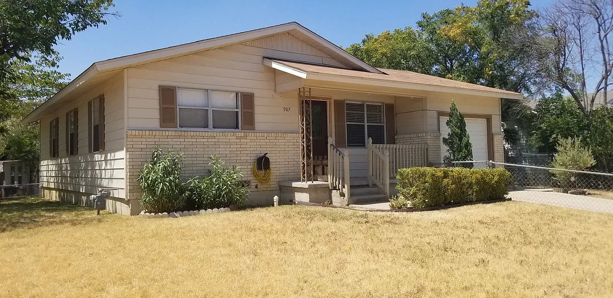 Building Photo - 907 San Antonio St