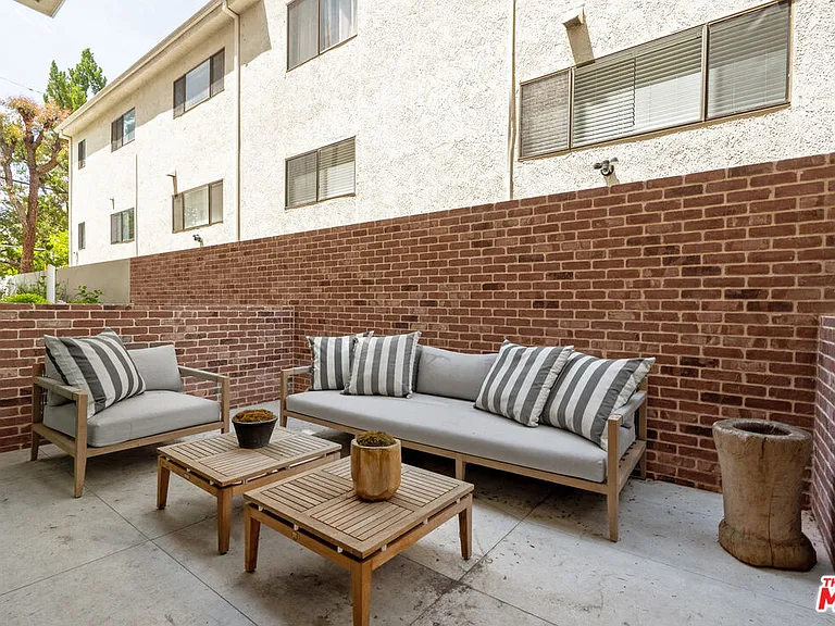 12304 Moorpark St #103 — Photo 17