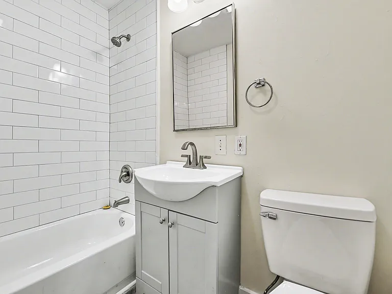 Second full hallway bathroom with shower/tub combo