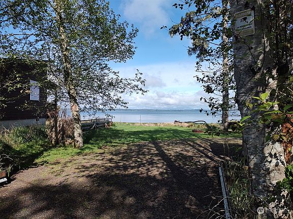 This is the lot across the road from the listed lot - lot for sale is behind the photographer.>