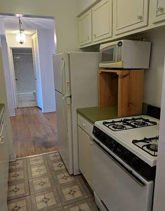 3rd image of 542 W Oakdale Ave #405
