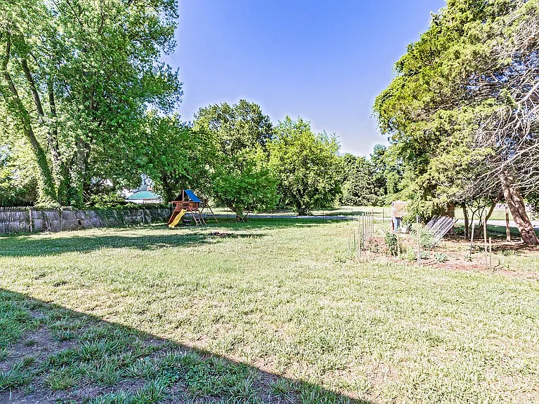 582 Railroad Ave — Photo 3