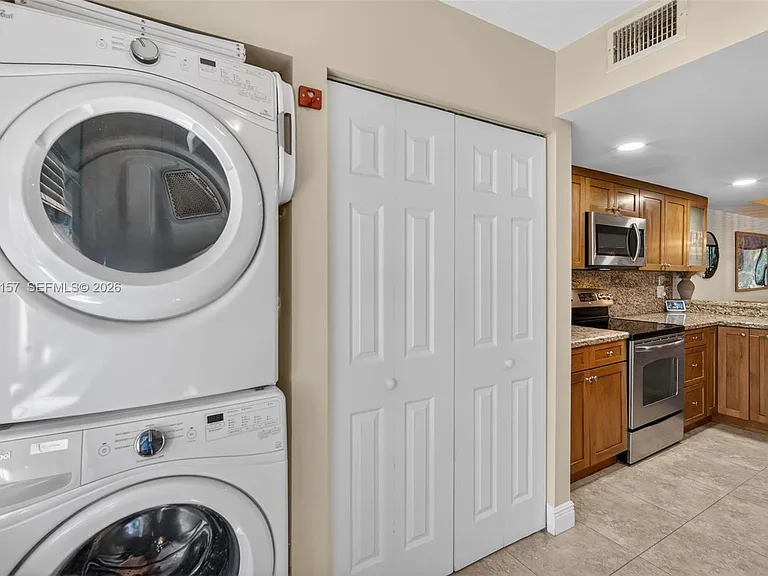 4250 SW 70th Ter — Photo 12