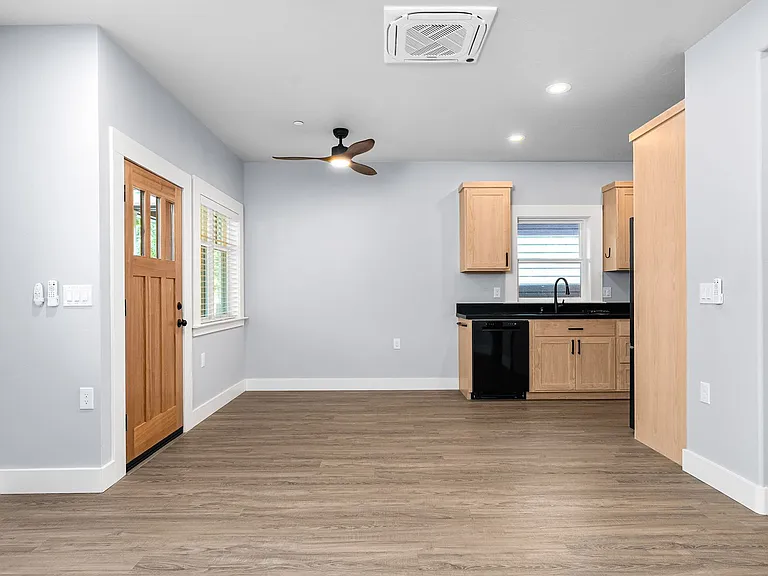725 Orient St — Photo 6