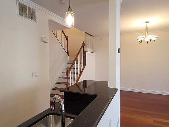 4th image of 9 McMartin Ct