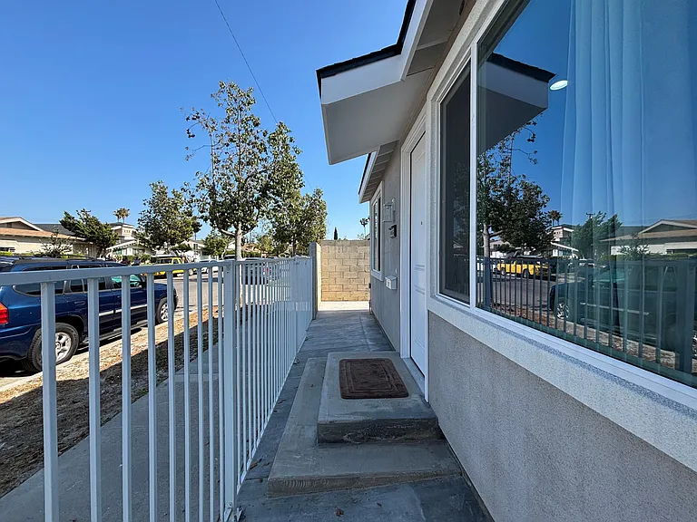 1056 N Lincoln St — Photo 4