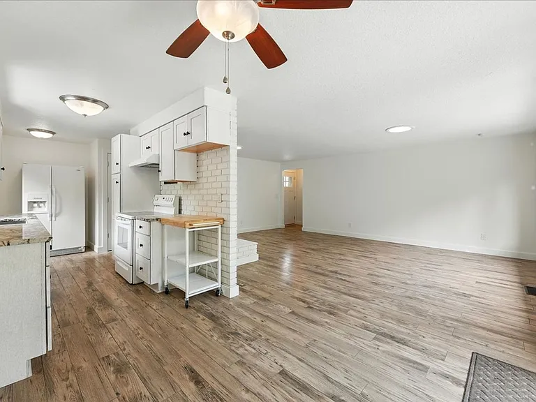 2448 Margery St — Photo 6